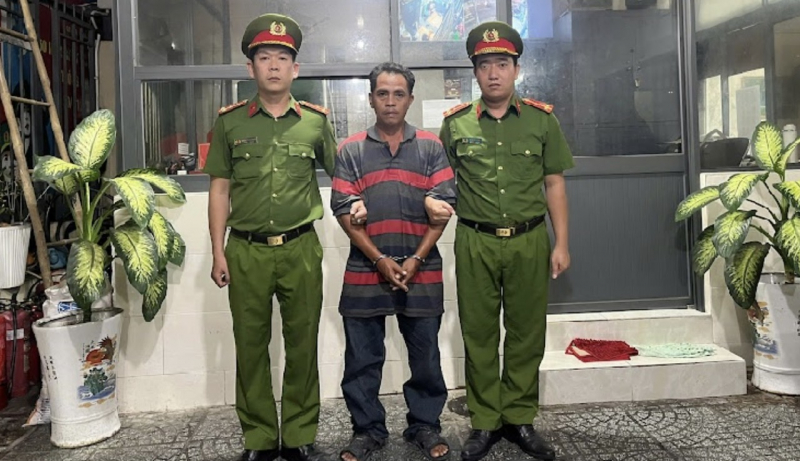 Cầm ghế nhựa tấn công tổ xử lý nồng độ cồn để anh trai bỏ chạy -0
