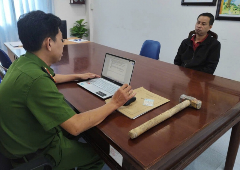 Đập phá hủ cốt gia đình người tình vì ghen -0
