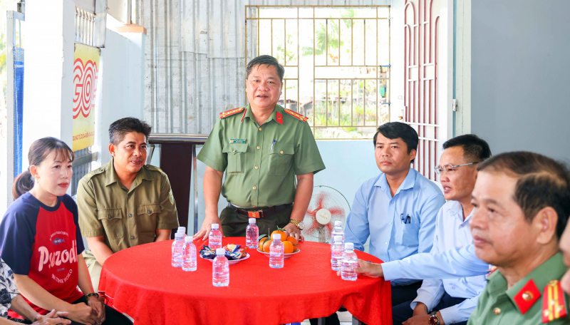 Công an TP Cần Thơ bàn giao nhà ở tặng các hộ gia đình khó khăn -0
