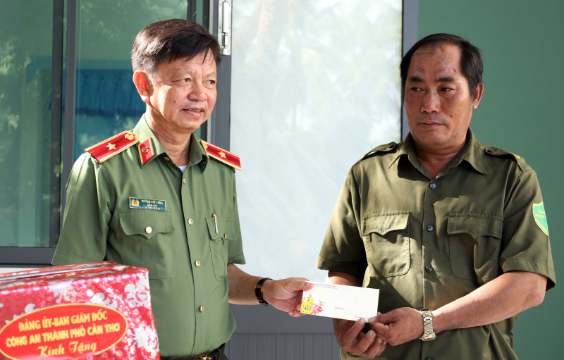 Công an TP Cần Thơ bàn giao nhà ở tặng các hộ gia đình khó khăn -0