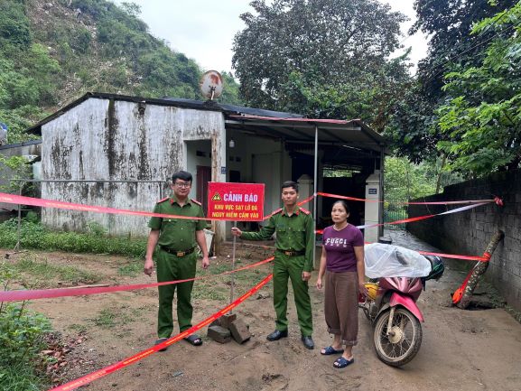 Người dân bất an dưới chân núi đá vừa sạt lở -0