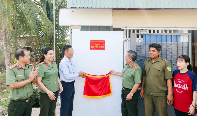 Công an TP Cần Thơ bàn giao nhà ở tặng các hộ gia đình khó khăn -1