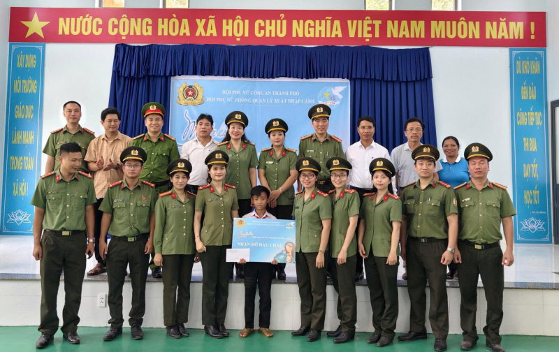 Xây dựng nhà tình nghĩa cho hộ nghèo Cơtu ở vùng biên giới Đà Nẵng -0