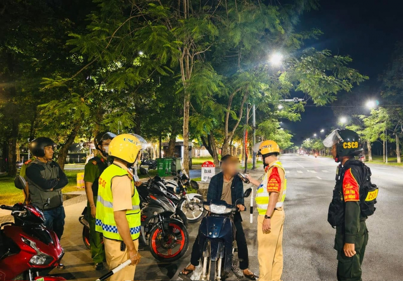 “Tổ tuần tra thanh niên” góp phần giữ gìn an ninh, trật tự Cố đô Huế về đêm -0