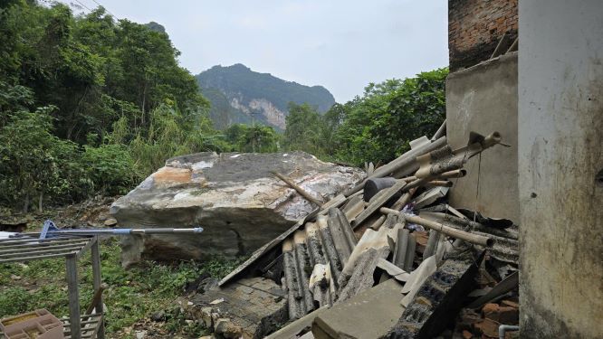 Người dân bất an dưới chân núi đá vừa sạt lở -0