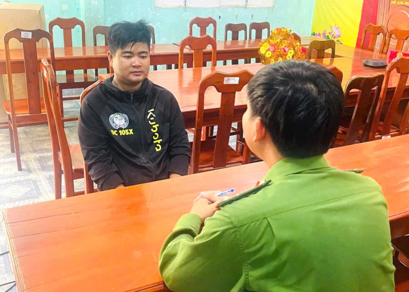 Tạm giữ đối tượng dùng dao cướp tài sản tại cửa hàng Bách Hóa Xanh -0