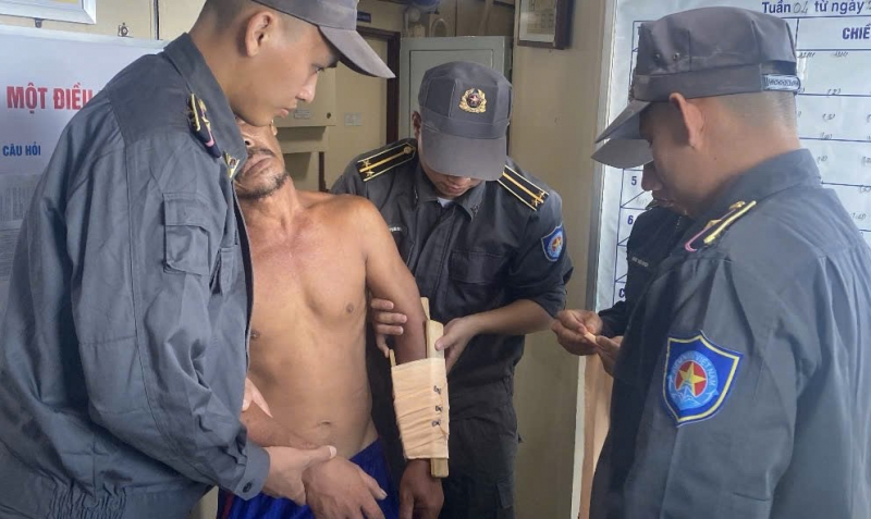 Tàu kiểm ngư kịp thời cấp cứu ngư dân bị tai nạn lao động trên biển -0
