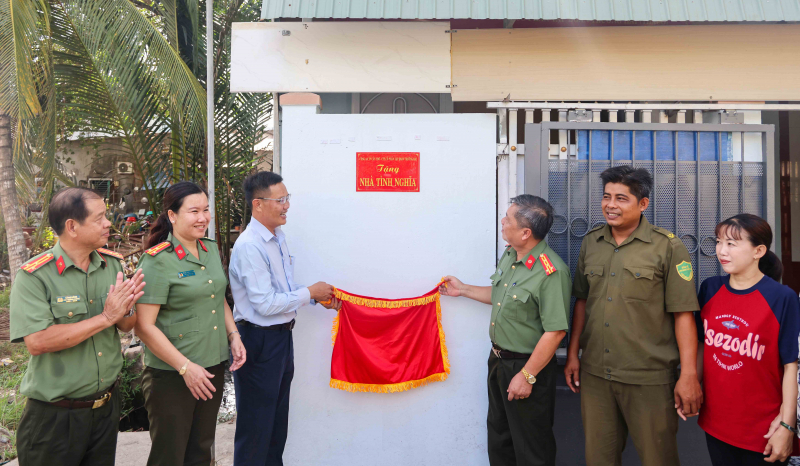 Công an TP Cần Thơ đẩy nhanh xây dựng 1.000 căn nhà tặng người dân khó khăn -0