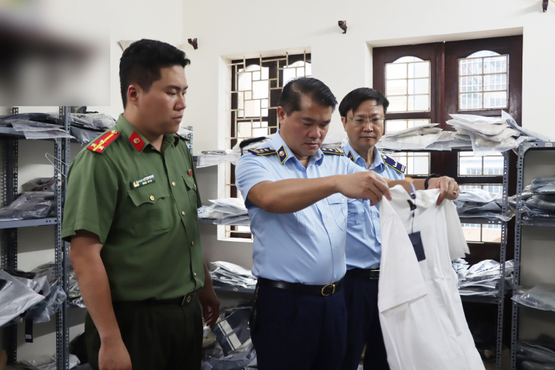 Phát hiện và tạm giữ hơn 700 sản phẩm quần áo, giày dép có dấu hiệu giả mạo nhiều thương hiệu nổi tiếng -0