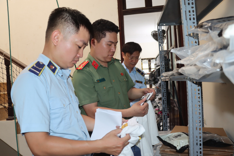 Phát hiện và tạm giữ hơn 700 sản phẩm quần áo, giày dép có dấu hiệu giả mạo nhiều thương hiệu nổi tiếng -0