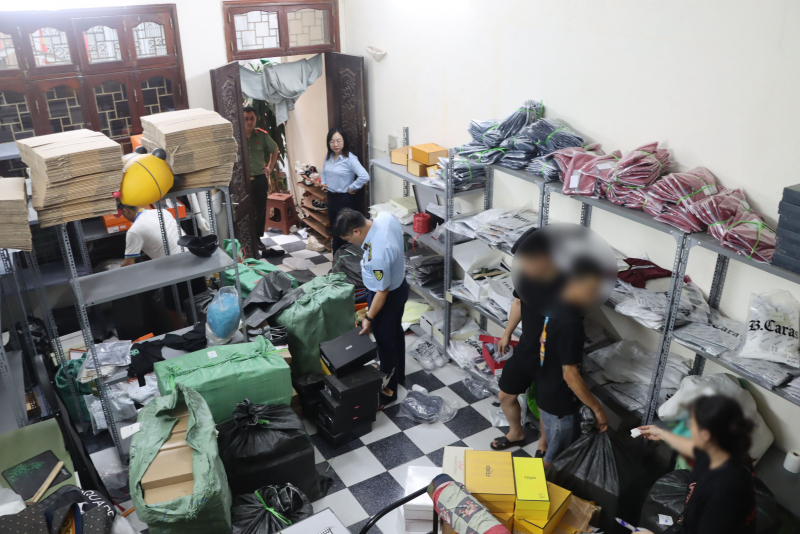 Phát hiện và tạm giữ hơn 700 sản phẩm quần áo, giày dép có dấu hiệu giả mạo nhiều thương hiệu nổi tiếng -0