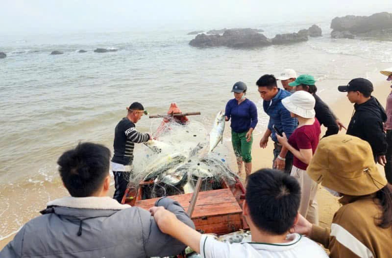Hỗ trợ ngư dân yên tâm bám biển bảo vệ ngư trường -0