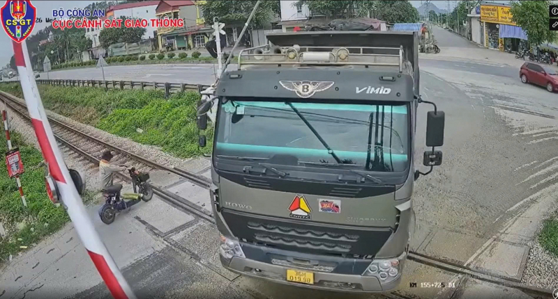 Suýt xảy ra tai nạn đường sắt do xe tải cố vượt rào chắn -0