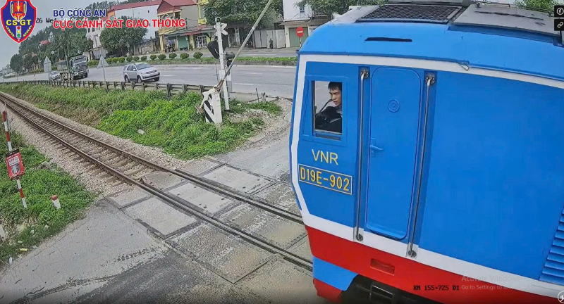 Suýt xảy ra tai nạn đường sắt do xe tải cố vượt rào chắn -0