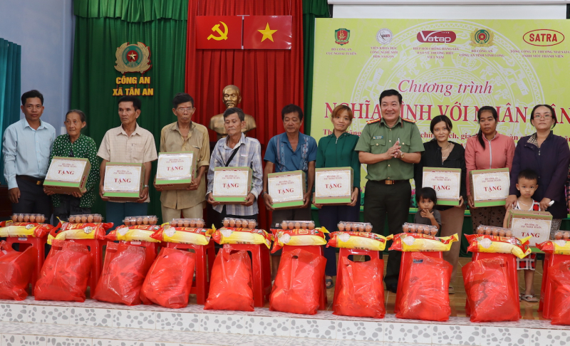 Cục Ngoại tuyến tổ chức chương trình “Nghĩa tình với nhân dân” tại tỉnh Vĩnh Long -1