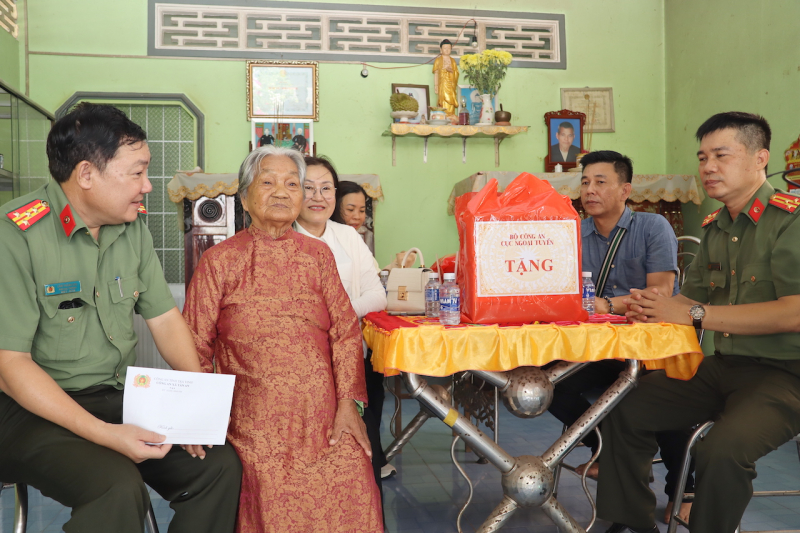 Cục Ngoại tuyến tổ chức chương trình “Nghĩa tình với nhân dân” tại tỉnh Vĩnh Long -1