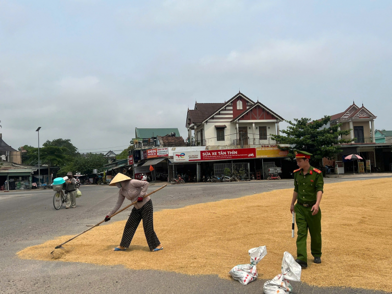 Những hiểm hoạ từ việc người dân phơi thóc trên các tuyến giao thông -0