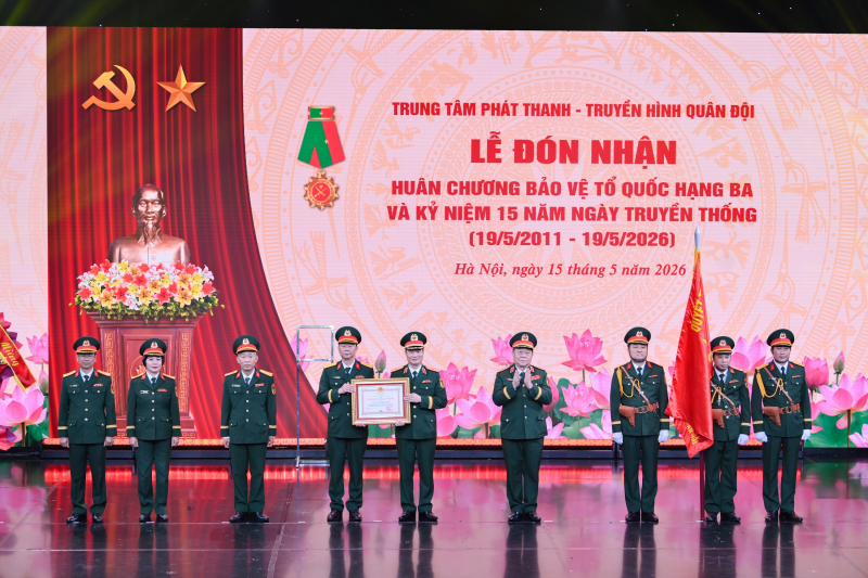 Trung tâm Truyền hình – Phát thanh Quân đội đón Huân chương bảo vệ Tổ quốc hạng Ba -0