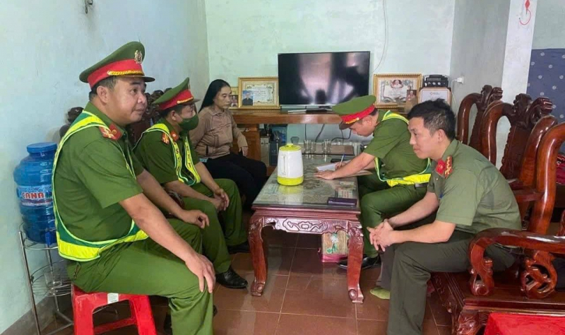 Những hiểm hoạ từ việc người dân phơi thóc trên các tuyến giao thông -0