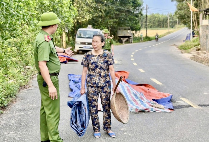 Những hiểm hoạ từ việc người dân phơi thóc trên các tuyến giao thông -0