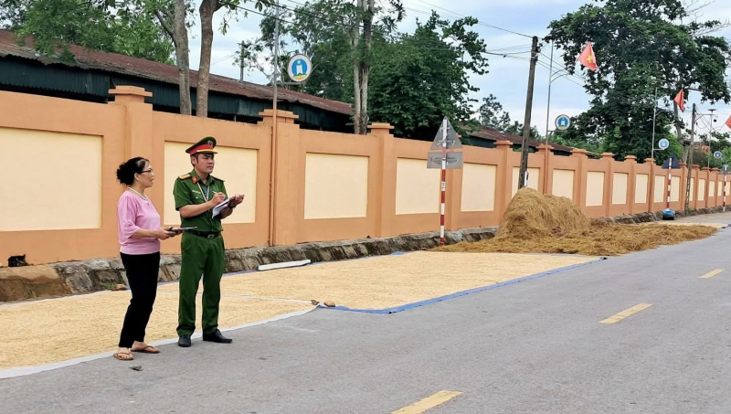 Những hiểm hoạ từ việc người dân phơi thóc trên các tuyến giao thông -0