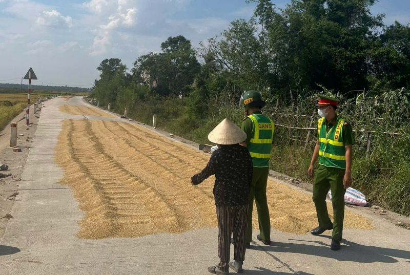Những hiểm hoạ từ việc người dân phơi thóc trên các tuyến giao thông -0