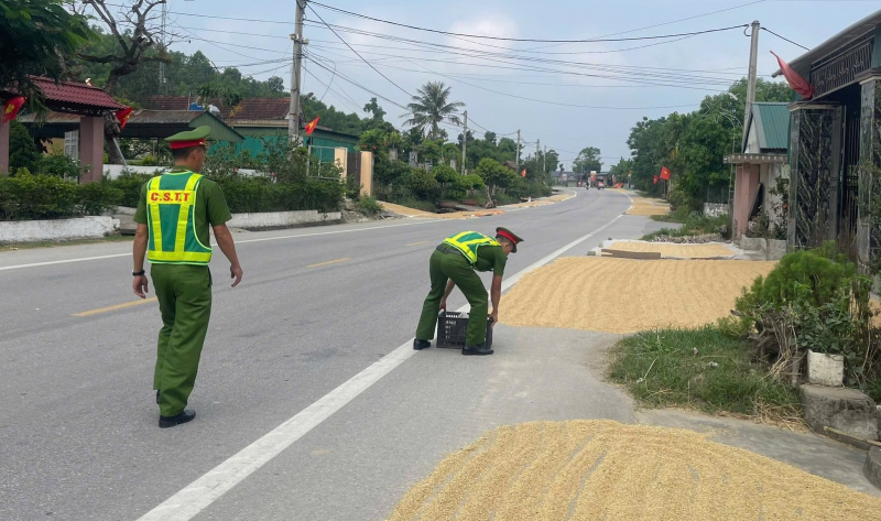 Những hiểm hoạ từ việc người dân phơi thóc trên các tuyến giao thông -0