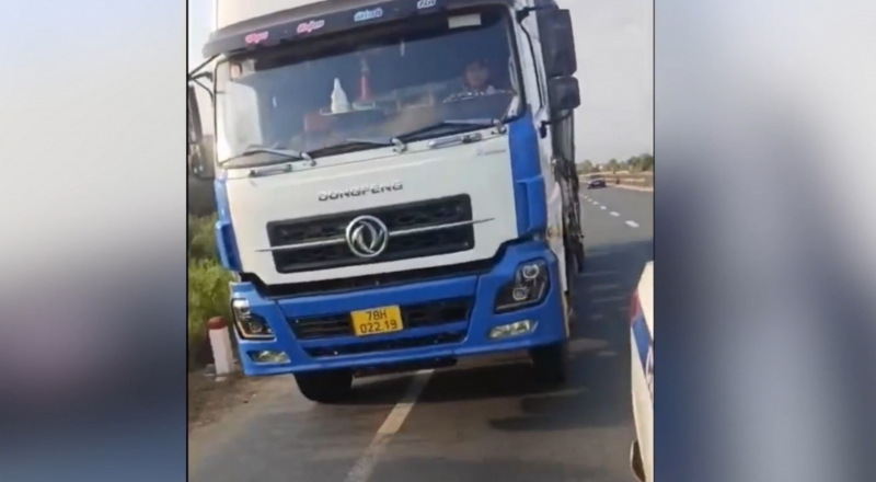    Truy chặn tài xế bất chấp hiệu lệnh CSGT lái xe tải lạng lách trên QL1A -0