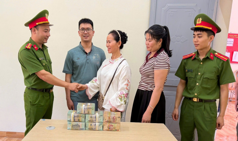 Lai Châu: Công an xã Pắc Ta hỗ trợ người dân trả lại 2,9 tỷ đồng chuyển nhầm -0