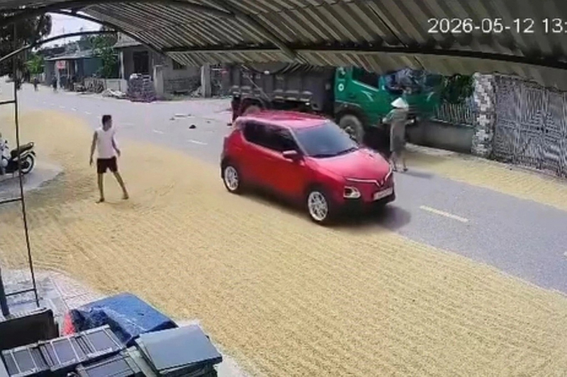 Những hiểm hoạ từ việc người dân phơi thóc trên các tuyến giao thông -0
