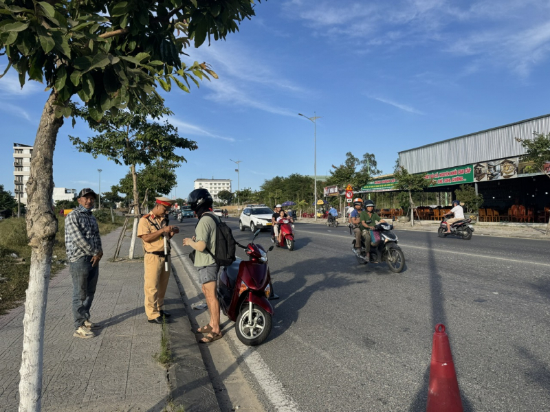 Không có “ngoại lệ” với khách Tây xem thường luật giao thông ở Đà Nẵng -1