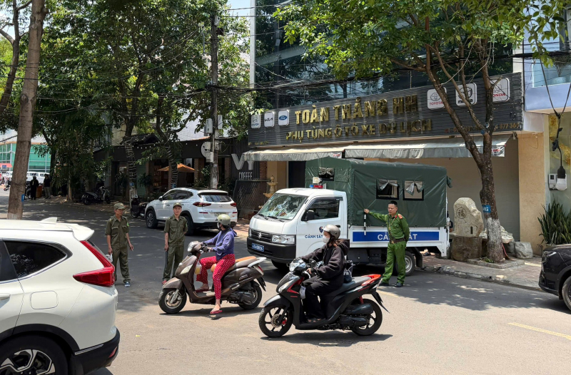 Nam thanh niên có biểu hiện trầm cảm cầm dao cố thủ trong quán cà phê gần 2 ngày -0