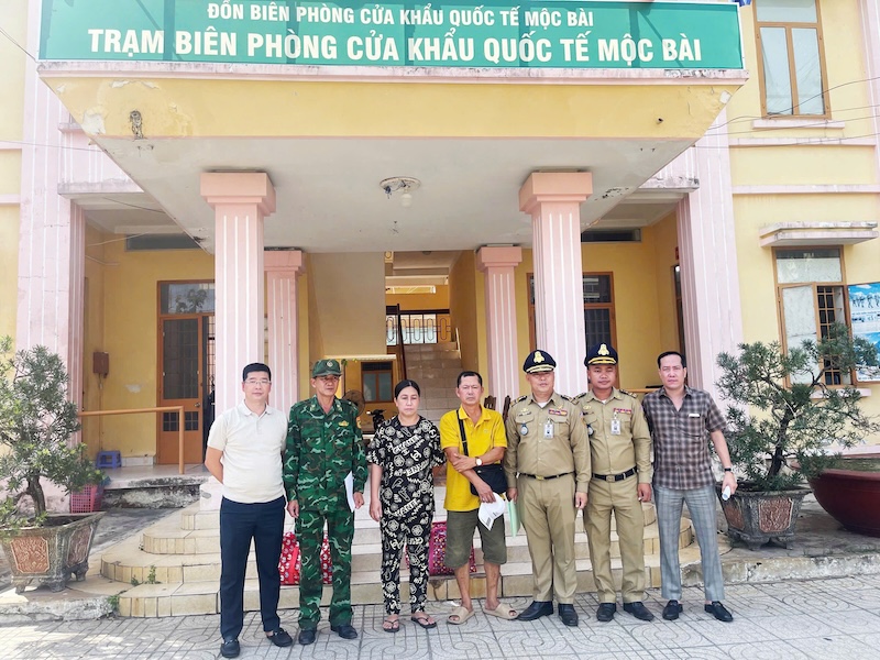 Bắt hai vợ chồng trốn truy nã 19 năm lẩn trốn tại Campuchia -0