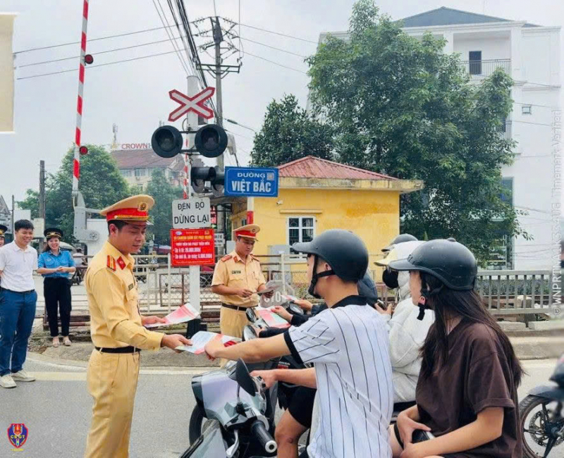 Hàng trăm trường hợp vi phạm an toàn giao thông đường sắt bị xử phạt trong một ngày -0