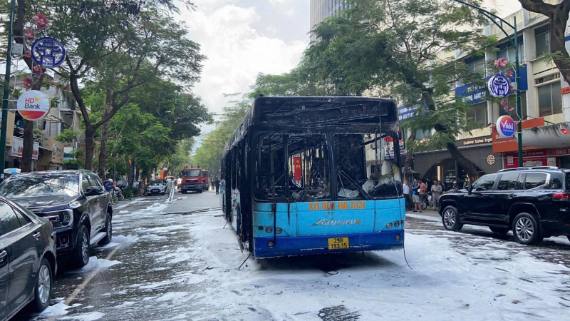 Mọi hành khách đều an toàn sau sự cố xe buýt bị cháy -0