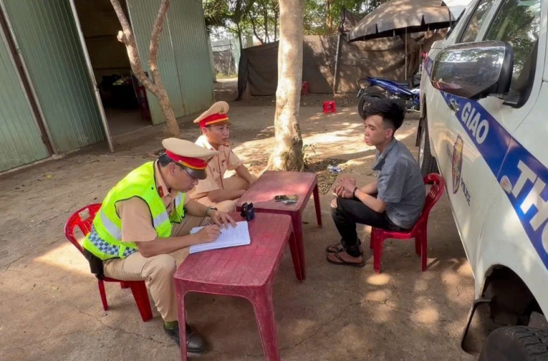 CSGT bắt kẻ cướp giây chuyền vàng đang trên đường bỏ trốn -0